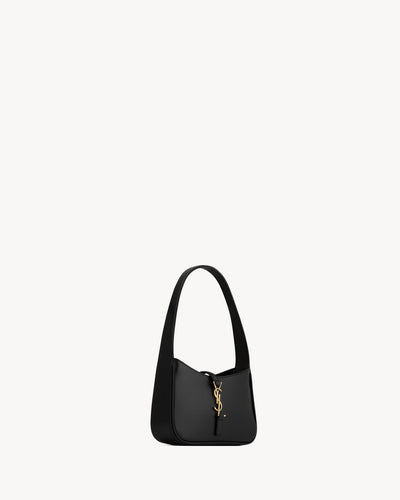 Elegante Schultertasche in Schwarz mit Gold-Detail